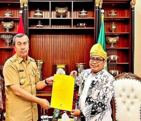 Ketua Badan Khusus Honorer (BKH) PGRI Riau, Eko Wibowo (kanan) saat audiensi dengan Gubri Syamsuar (foto/int)